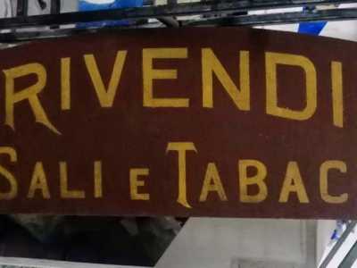 ...e quella originale che riporta addirittura lo stemma dei Savoia